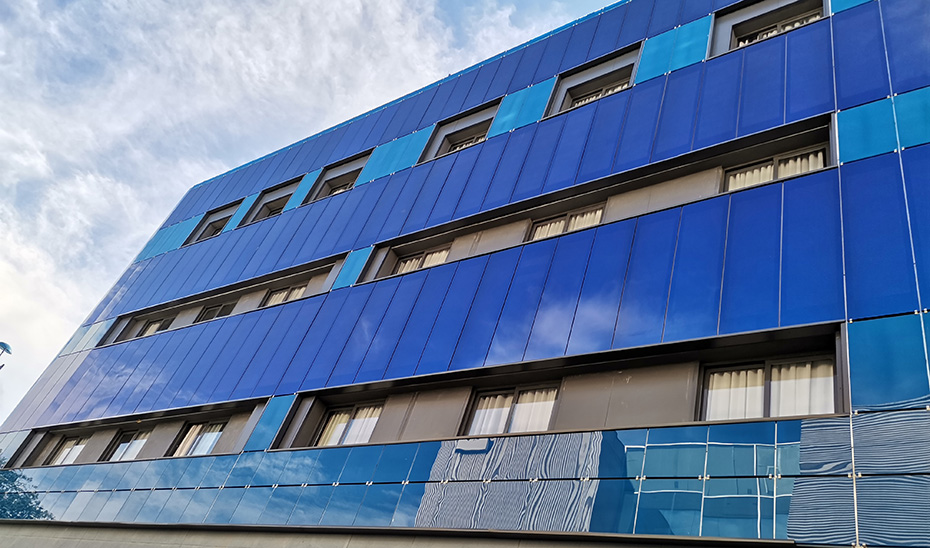 Imagen del artículo Fachadas ventiladas fotovoltaicas con puntos de recarga en una residencia de estudiantes de Sevilla